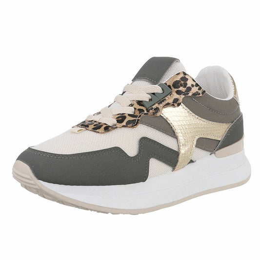 Sportieve wit met groene sneakers met leuke accenten 