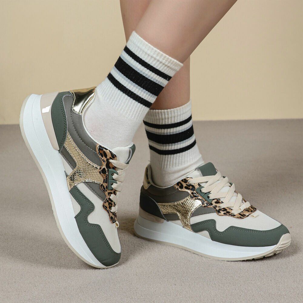 Sportieve wit met groene sneakers met leuke accenten 